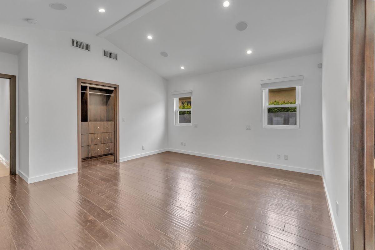 Building Photo - 4925 Nagle Ave