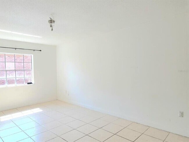 Building Photo - 496 Banyon Tree Cir