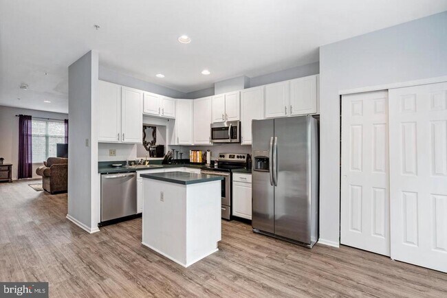 Building Photo - 8415 Gold Sunset Way