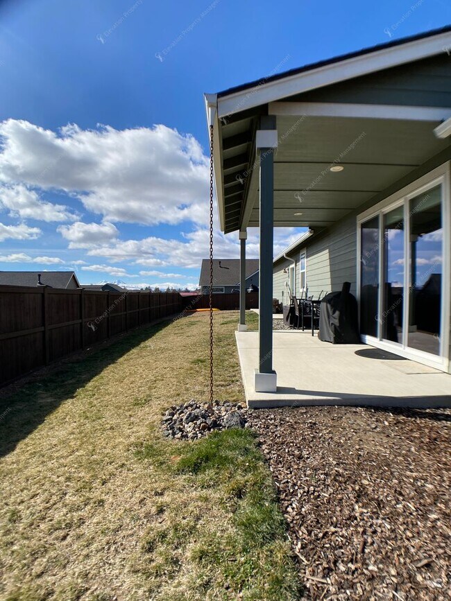 Building Photo - **Unfurnished** Single-level 3 BR-2BA  Home with Mountain Views