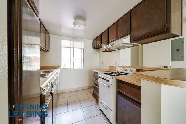 Building Photo - 6827 Whitsett Ave
