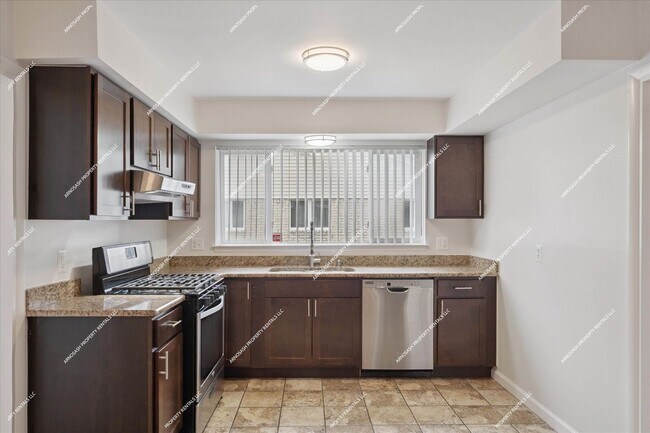 Building Photo - Rare Rental! Beautiful 1900 sq ft 3-bedroo...