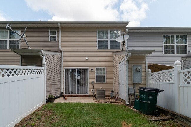 Building Photo - Charming 2-Bedroom Townhome in Prime Locat...