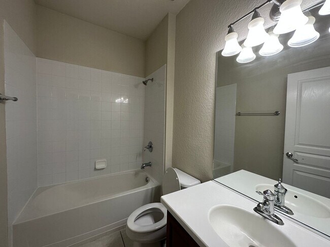 Building Photo - BEAUTIFUL SPACIOUS 3 BEDROOM 2  BATH SINGLE FAMILY HOME FOR RENT