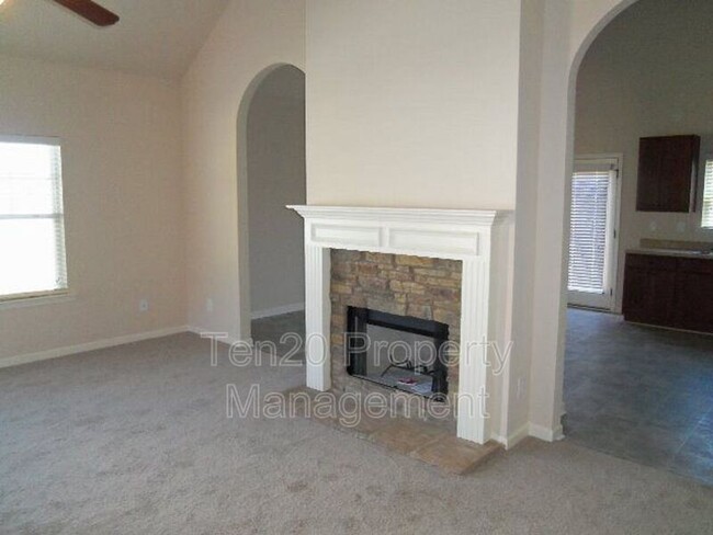 Building Photo - 1310 Ingersoll Dr