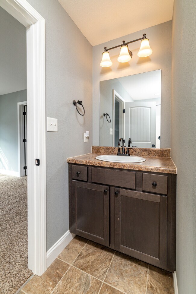 Building Photo - 924 Warrior Hill Dr