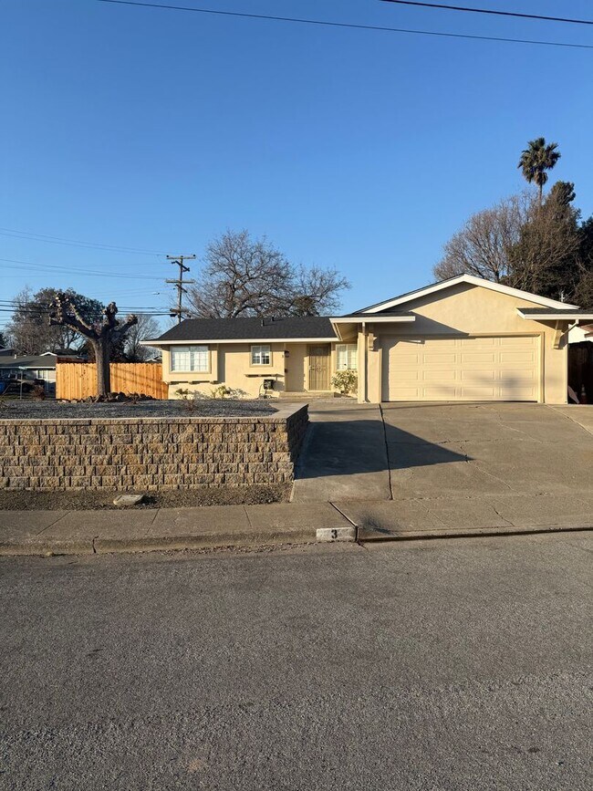 Building Photo - Beautiful remodeled 3 bedroom, 2 bathroom home in Central Petaluma