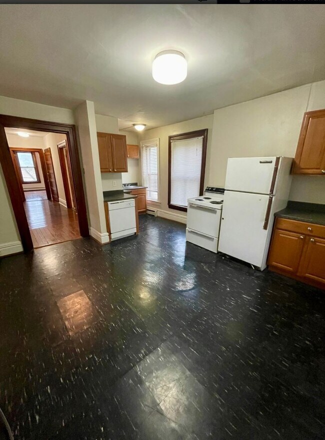 Building Photo - THREE 2 BEDROOM APARTMENTS IN THIS BUILDIN...