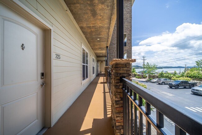 Building Photo - Lakefront Condo for Rent | 2 Bed, 2 Bath |...