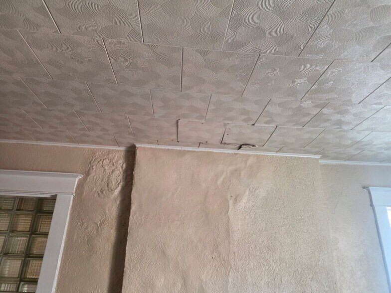 Building Photo - 4784 Highland Ave