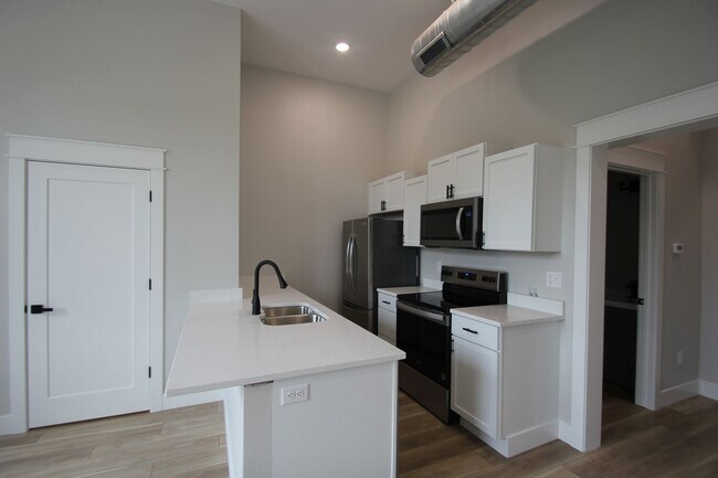 Building Photo - Beautifully remodeled 2 Bed + office apart...