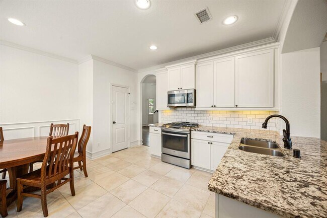 Building Photo - 16746 Highland Country Dr