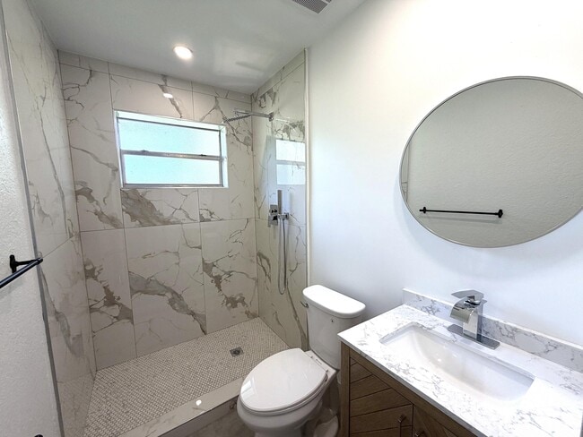 Building Photo - 4019 Woodside Dr