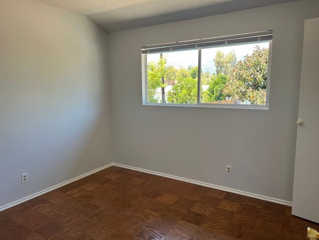 Building Photo - Spacious 2-Story Home in Kellogg School Di...