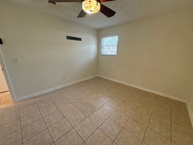 Building Photo - 532 Dove St