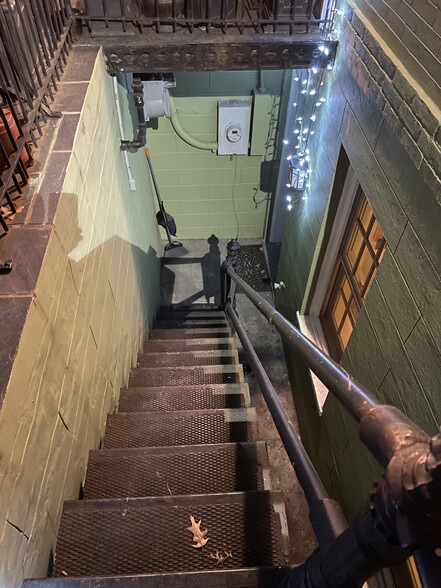 Building Photo - 323 C St SE