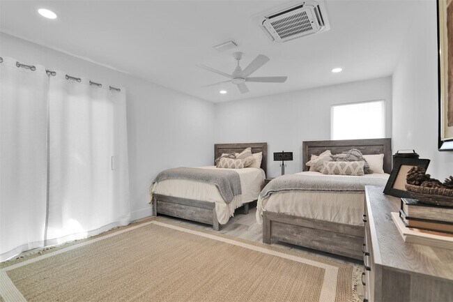 Building Photo - 17026 Bay St