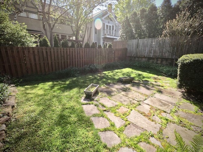 Building Photo - 9/1 Beautiful Hidden GEM. 2 Blocks from Wa...