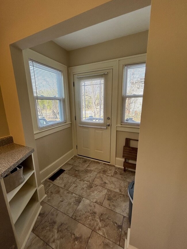 Building Photo - Central - Beautifully Restored and Updated Apartment