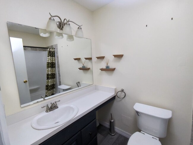 Building Photo - Cozy 2BR, 1 BA Townhome in Aurora!