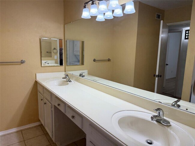Building Photo - 5711 Sugar Hill Dr