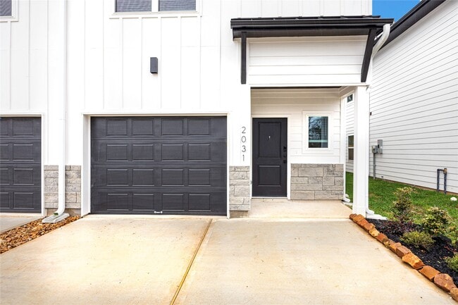 Building Photo - 2031 Longmire Villas Ct