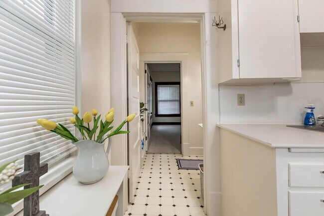 Building Photo - Charming Home - Close to Fort Riley