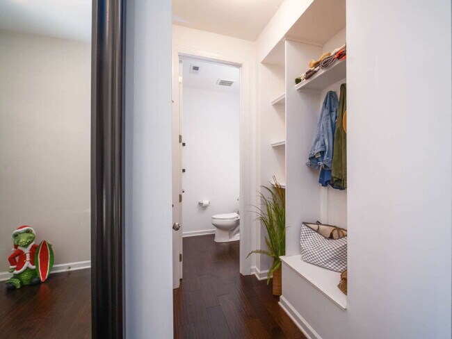 Building Photo - "Exquisite  2-Bed Townhouse with 2.5 Baths in Prime Charlotte Location – 1,531 Sq Ft of Comfort!"