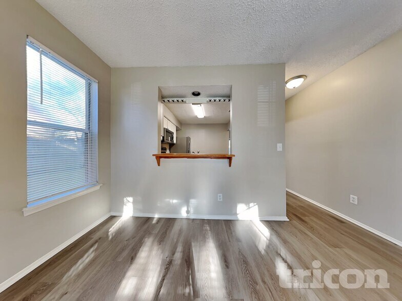 Building Photo - 606 Radnor Ln