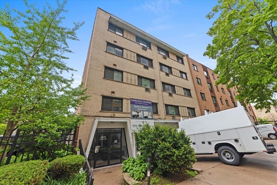 Primary Photo - 6211 N Kenmore Ave