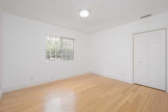 Building Photo - 542 N Sierra Bonita Ave