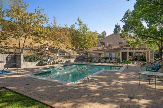 Building Photo - Resort Style Oakland Condo with Private Terrace