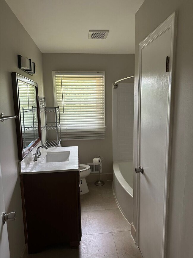 Building Photo - 3 Bed 1.5 Bath 10 Minutes from downtown!