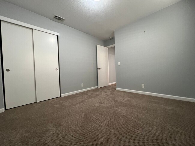 Building Photo - Beautiful 3 Bedroom Home in Roseville