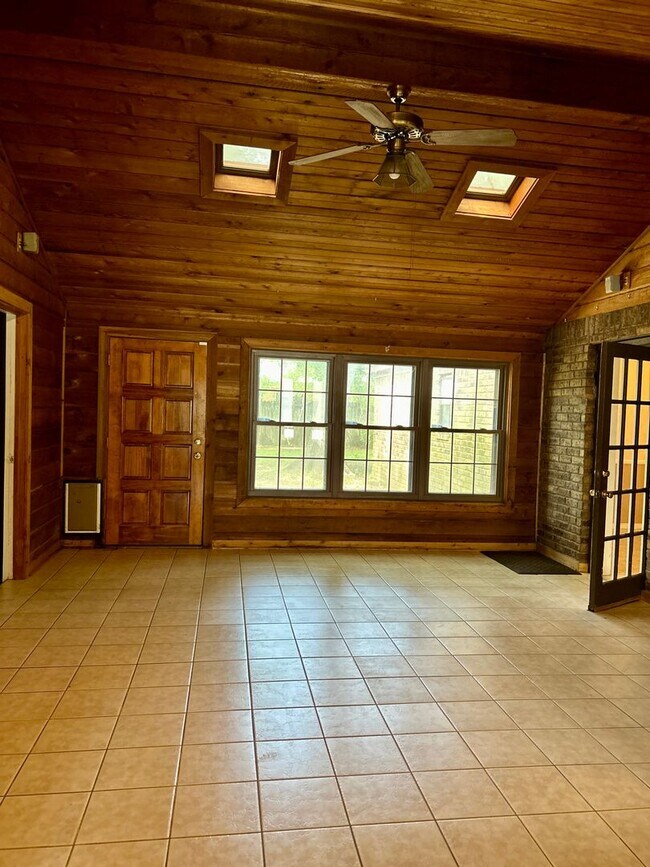 Building Photo - Southern Hills Beauty