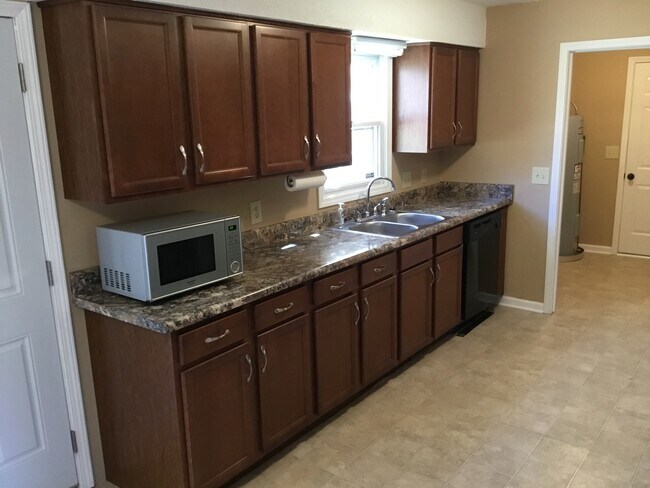 Building Photo - 3 Bedroom Home For Rent in Sango Area!