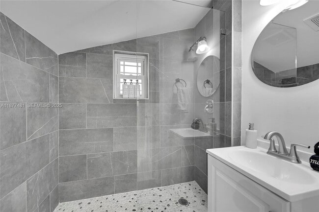 Building Photo - 15 NE 95th St