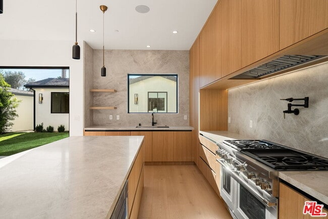 Building Photo - 3517 Redwood Ave