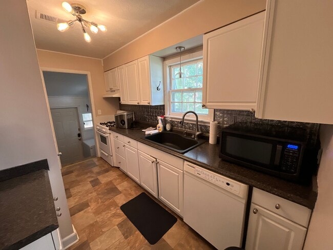 Building Photo - 3 bedroom 1 bath home walking/biking distance to campus