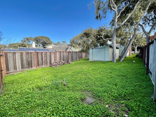 Building Photo - Adorable Two-Bedroom in the Hillcrest Area of Pacific Grove!