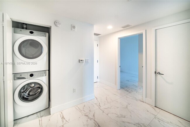 Building Photo - 16385 Biscayne Blvd