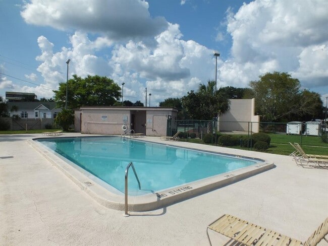 Building Photo - 9209 Tudor Dr
