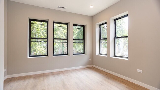 Building Photo - 3520 W Shakespeare Ave