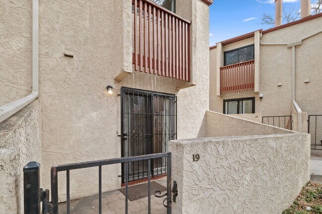 Building Photo - Great 2 bed 2 bath town house centrally lo...