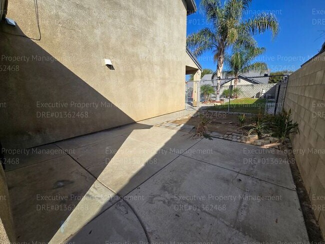 Building Photo - 3 bedroom/ 2.5 bathroom 2 story home.