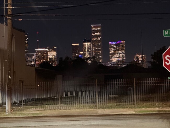 Building Photo - 410 Hunt St