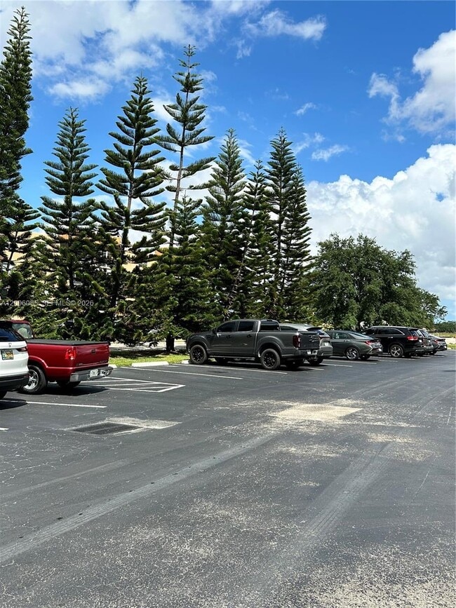 Building Photo - 3000 Sunrise Lakes Dr W