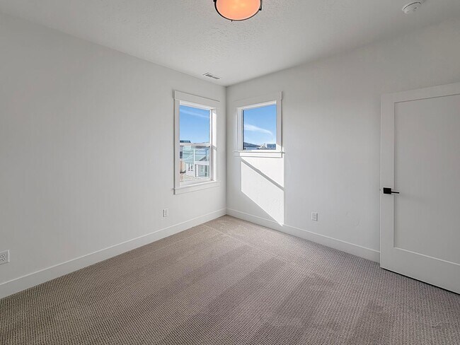 Building Photo - Luxury New Construction in Centerra: 4-Bed High-End Home, Dog Friendly, Fenced Yard, Near Downtow...