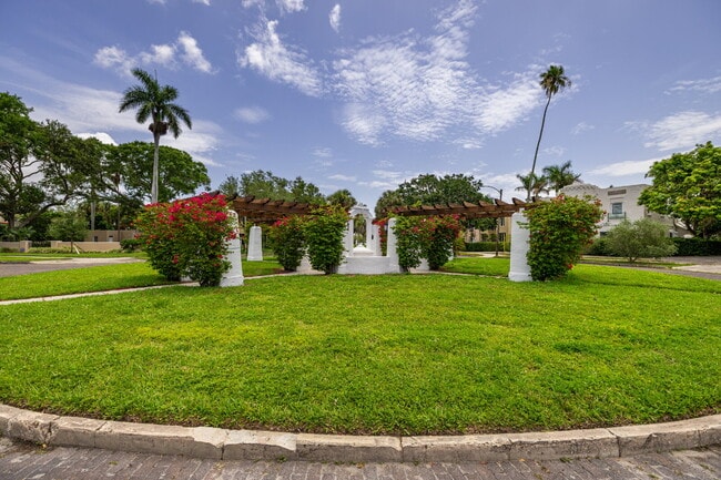 Building Photo - Charming single-family home nestled in des...