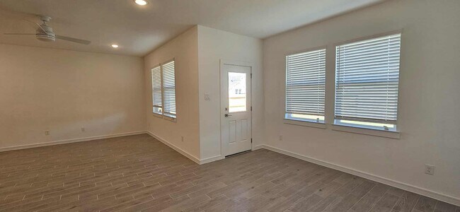 Building Photo - 8442 Bay Oaks Dr